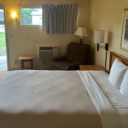 Big Bend Traveler'S Inn Great Bend Екстер'єр фото