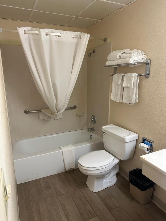 Big Bend Traveler'S Inn Great Bend Екстер'єр фото