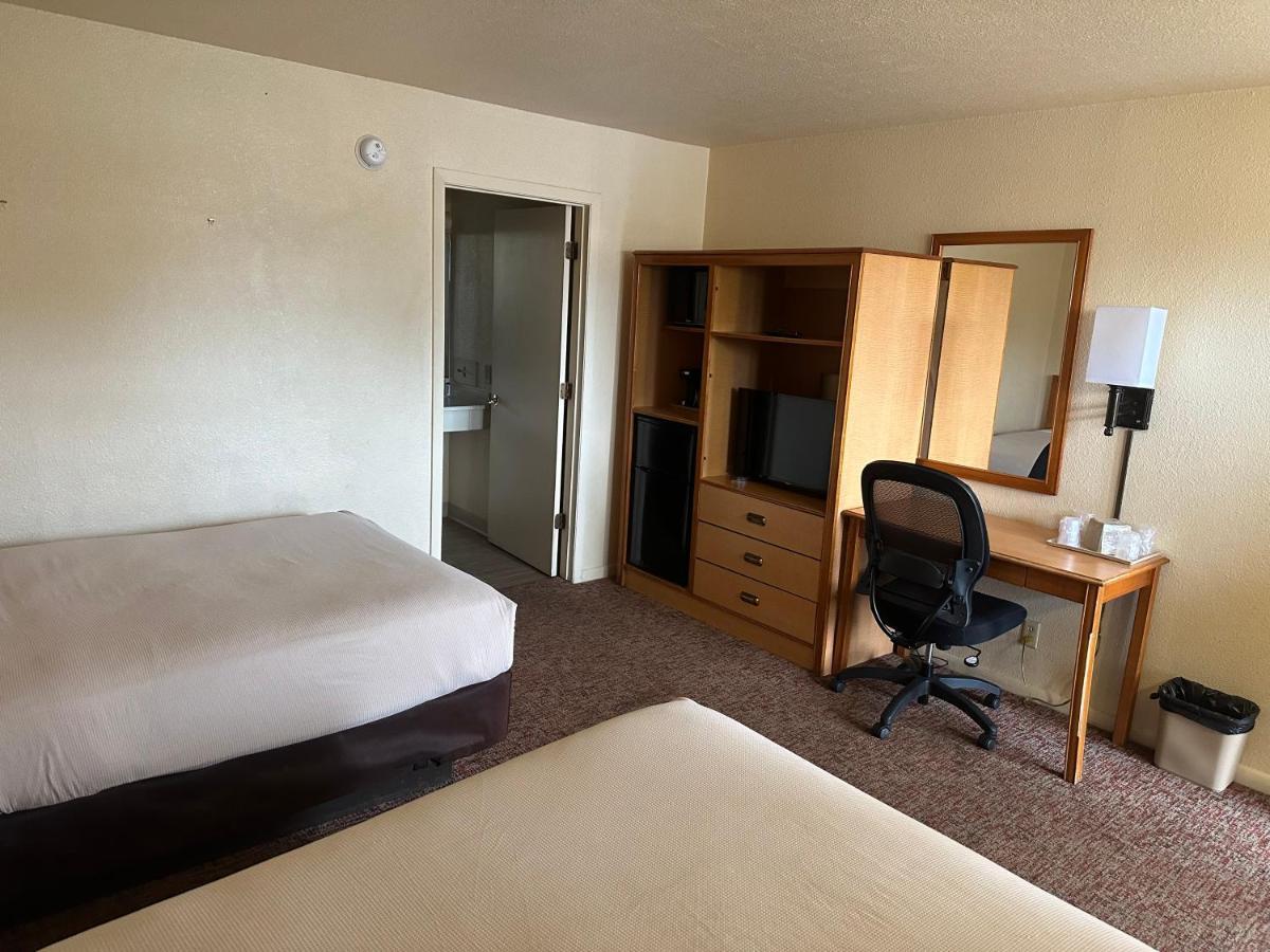 Big Bend Traveler'S Inn Great Bend Екстер'єр фото