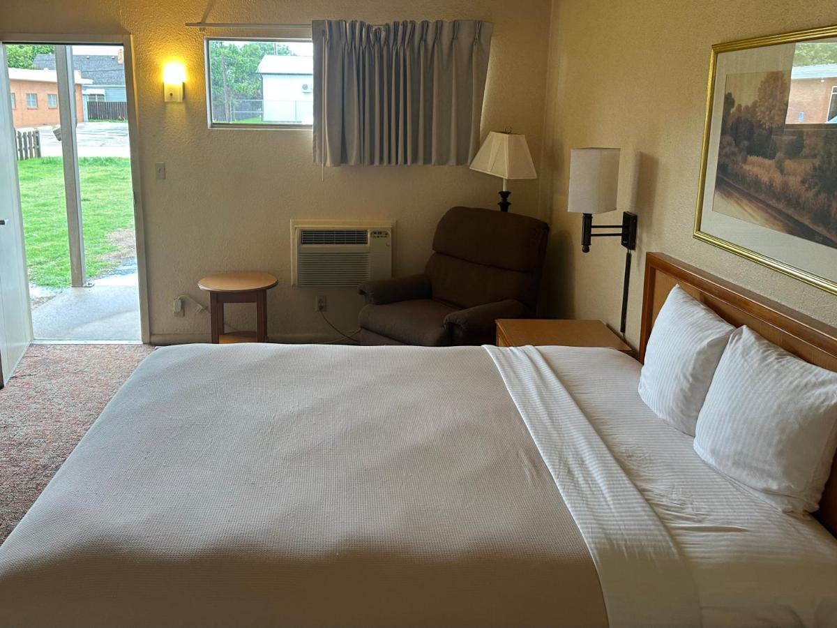 Big Bend Traveler'S Inn Great Bend Екстер'єр фото